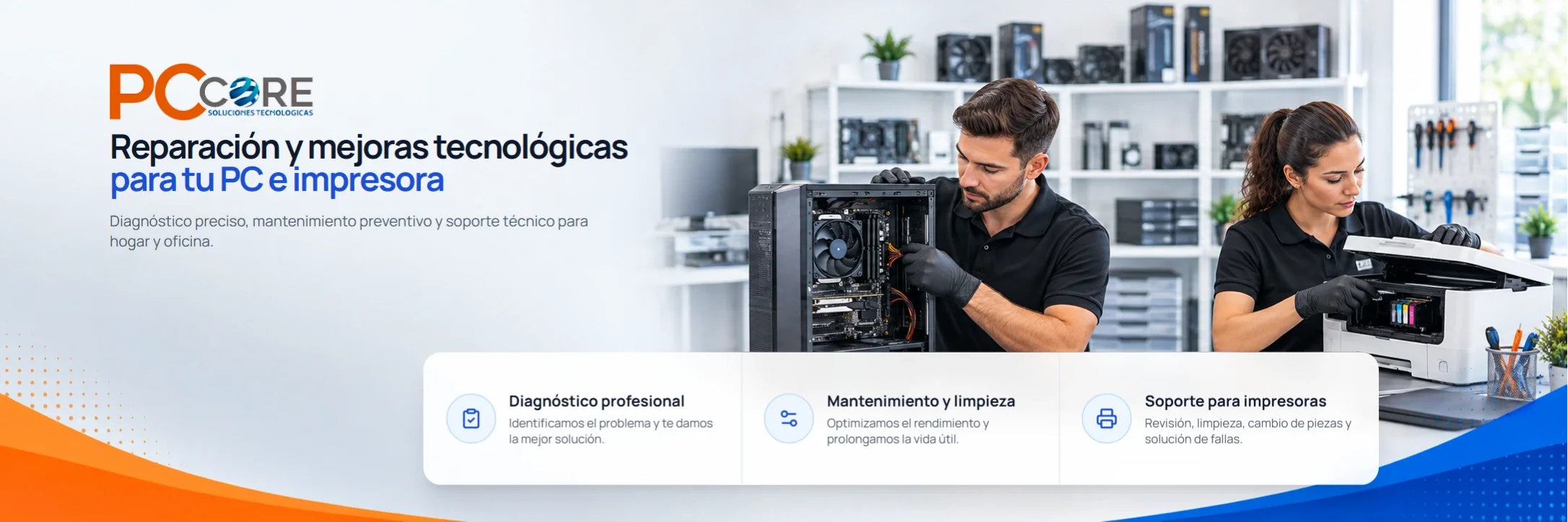 Técnicos reparando una computadora y una impresora
